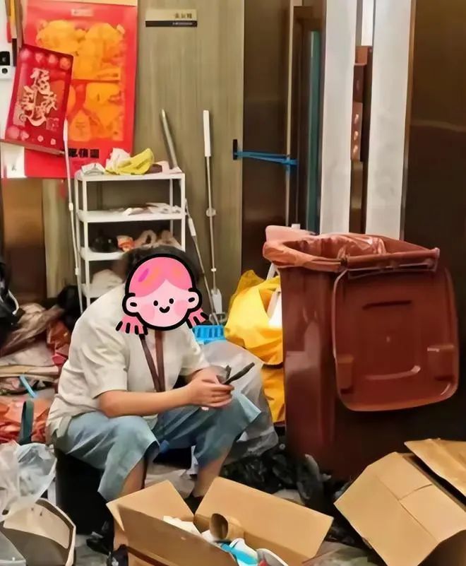 老太太住3600万豪宅却天天拾荒,楼道堆满垃圾,邻居被逼得卖房!进展来了 老太太住3600万豪宅却天天拾荒,楼道堆满垃圾,邻居被逼得卖房!进展来了