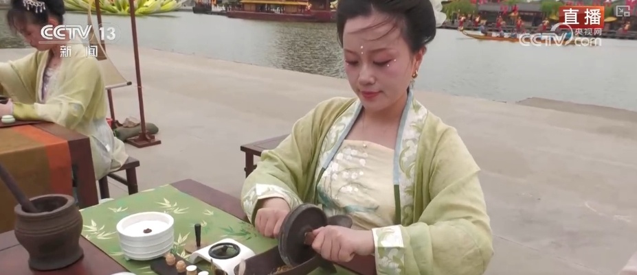 AI再现金明池上赛龙舟 现代游客呐喊与千年前欢呼声隔空和鸣共振 AI再现金明池上赛龙舟 现代游客呐喊与千年前欢呼声隔空和鸣共振