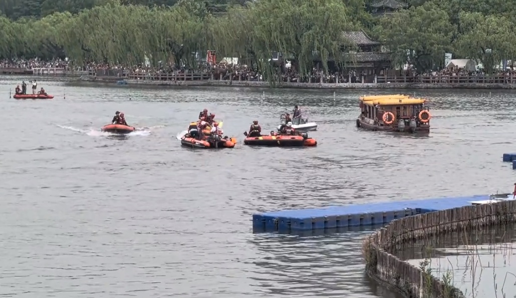 “北方人不擅水战”,再一次具象化了,“划得最快”还数救援队! “北方人不擅水战”,再一次具象化了,“划得最快”还数救援队!