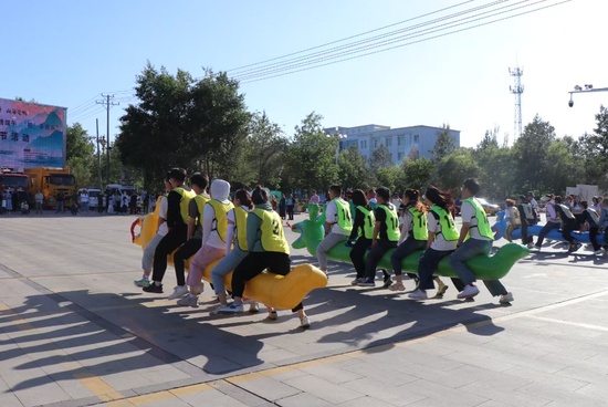 这里的旱地“龙舟”赛火了,没水怎么划? 这里的旱地“龙舟”赛火了,没水怎么划?