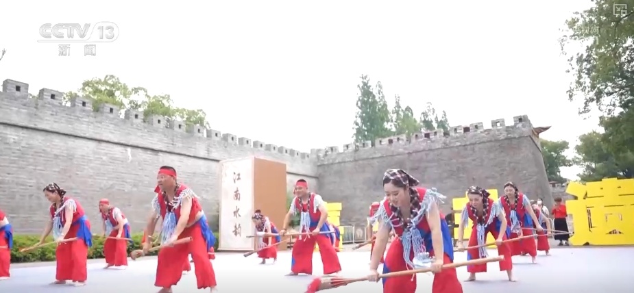 “千年非遗+现代场景”新韵起 非遗“组合拳”点燃沉浸式文旅热潮 “千年非遗+现代场景”新韵起 非遗“组合拳”点燃沉浸式文旅热潮