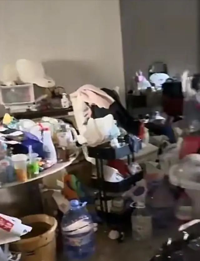 老太太住3600万豪宅却天天拾荒,楼道堆满垃圾,邻居被逼得卖房!进展来了 老太太住3600万豪宅却天天拾荒,楼道堆满垃圾,邻居被逼得卖房!进展来了