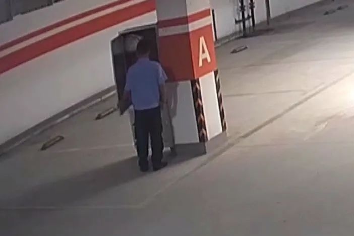 浙江一业主穿“制服”在小区狠“赚”上万元,被送进警局 浙江一业主穿“制服”在小区狠“赚”上万元,被送进警局