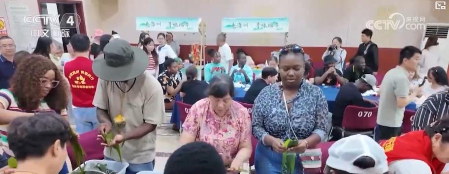 赛龙舟、包粽子、插艾草、吟诵诗歌……传统端午节文化味儿满满 赛龙舟、包粽子、插艾草、吟诵诗歌……传统端午节文化味儿满满