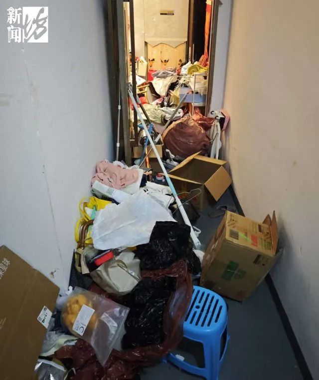 老人把3600万豪宅堆满垃圾“逼疯”邻居,有人已卖房搬离! 老人把3600万豪宅堆满垃圾“逼疯”邻居,有人已卖房搬离!