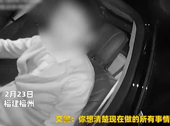 男子酒驾被查欲强行闯卡，当场“吨吨吨”喝下一瓶白酒：反正我是下车喝的酒