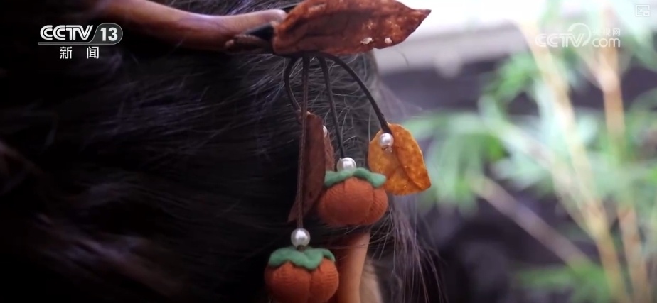 香包艺术变身时尚“宠儿” 国潮“顶流”凭借独特魅力“走向”世界 香包艺术变身时尚“宠儿” 国潮“顶流”凭借独特魅力“走向”世界