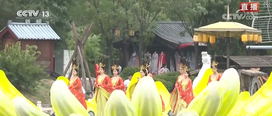 AI再现金明池上赛龙舟 现代游客呐喊与千年前欢呼声隔空和鸣共振 AI再现金明池上赛龙舟 现代游客呐喊与千年前欢呼声隔空和鸣共振