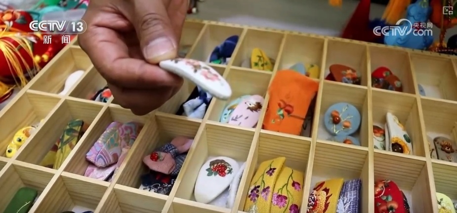 香包艺术变身时尚“宠儿” 国潮“顶流”凭借独特魅力“走向”世界 香包艺术变身时尚“宠儿” 国潮“顶流”凭借独特魅力“走向”世界