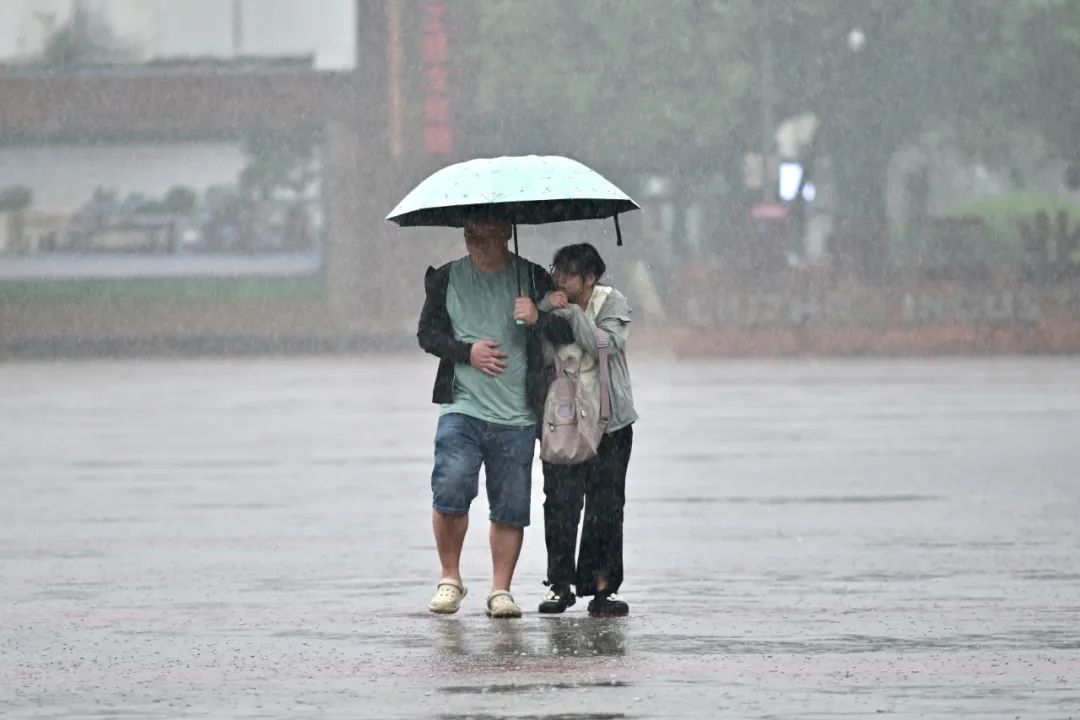 在外游玩的注意了!柳州发布预警!雷暴大风+大暴雨马上到 在外游玩的注意了!柳州发布预警!雷暴大风+大暴雨马上到