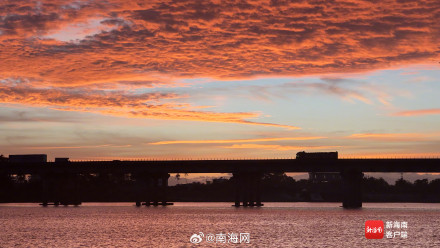 海口和陵水出现绝美晚霞 海口和陵水出现绝美晚霞