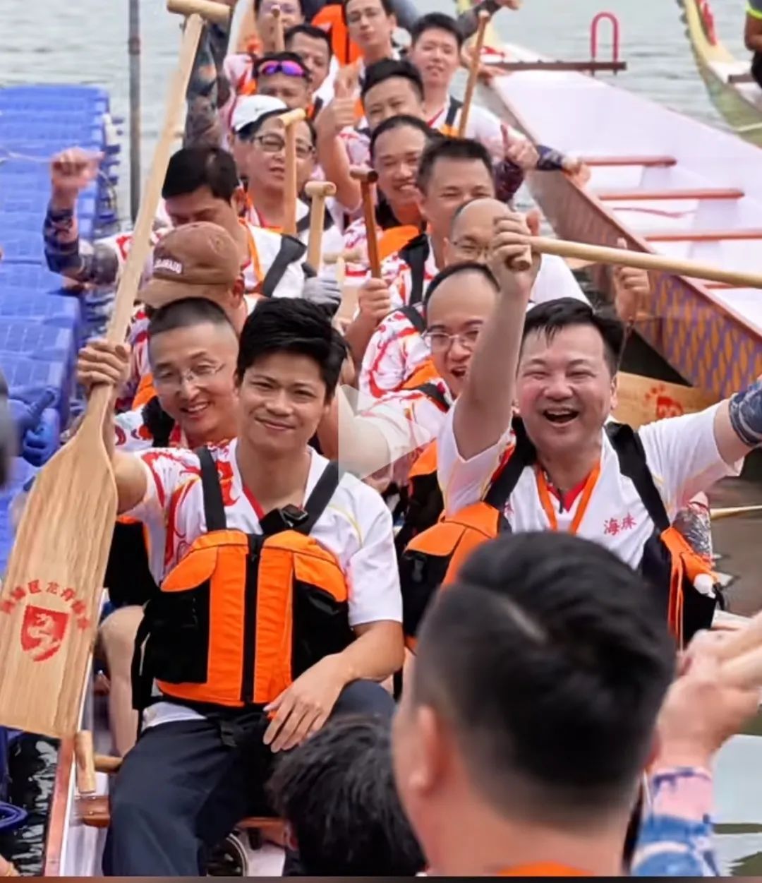 苏炳添跨界挑战龙舟赛！坚持10秒就没了力气……
