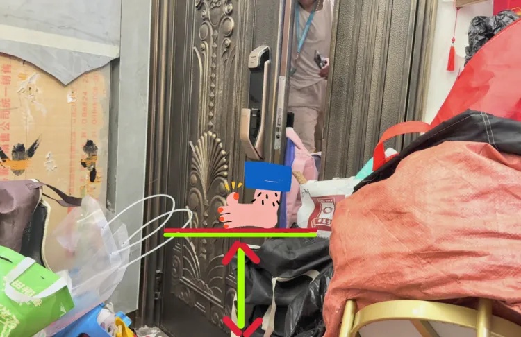 臭到离谱! 3600万豪宅竟成上海阿姨的垃圾场，邻居被逼卖房，进展→