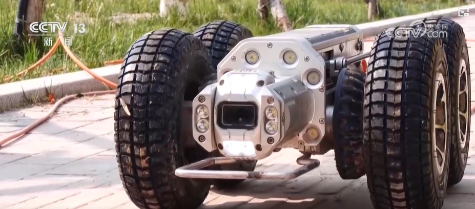 我国全面进入汛期:排查雨水管道 机器人为管网精准“体检” 我国全面进入汛期:排查雨水管道 机器人为管网精准“体检”