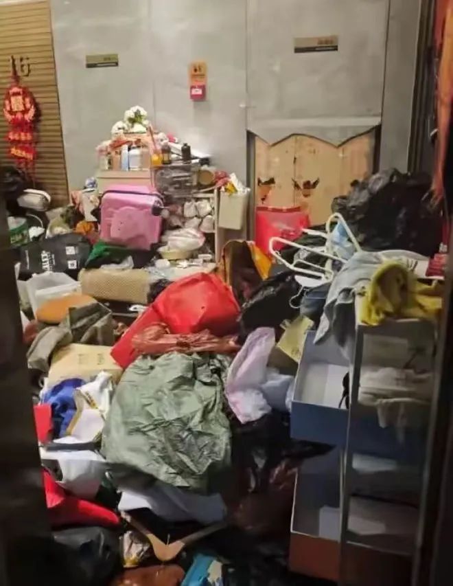 老太太住3600万豪宅却天天拾荒,楼道堆满垃圾,邻居被逼得卖房!进展来了 老太太住3600万豪宅却天天拾荒,楼道堆满垃圾,邻居被逼得卖房!进展来了