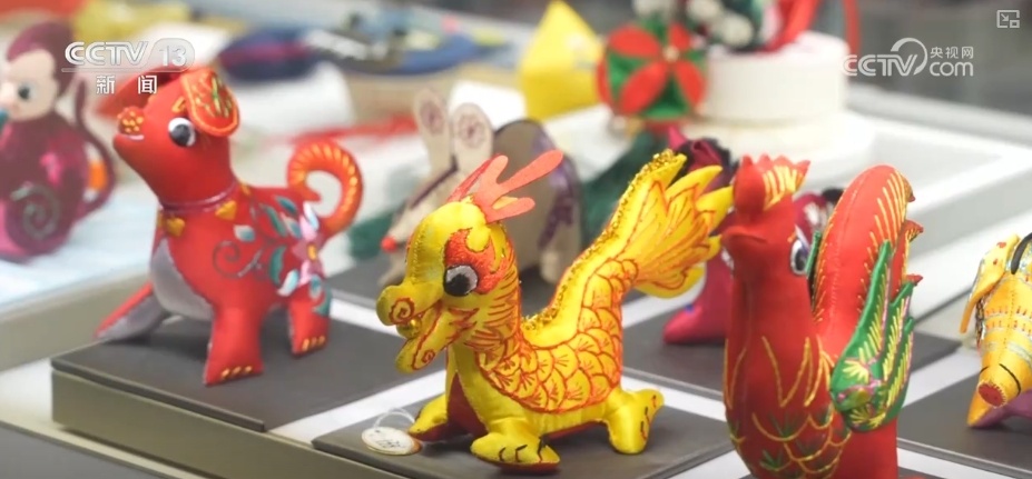 香包艺术变身时尚“宠儿” 国潮“顶流”凭借独特魅力“走向”世界 香包艺术变身时尚“宠儿” 国潮“顶流”凭借独特魅力“走向”世界