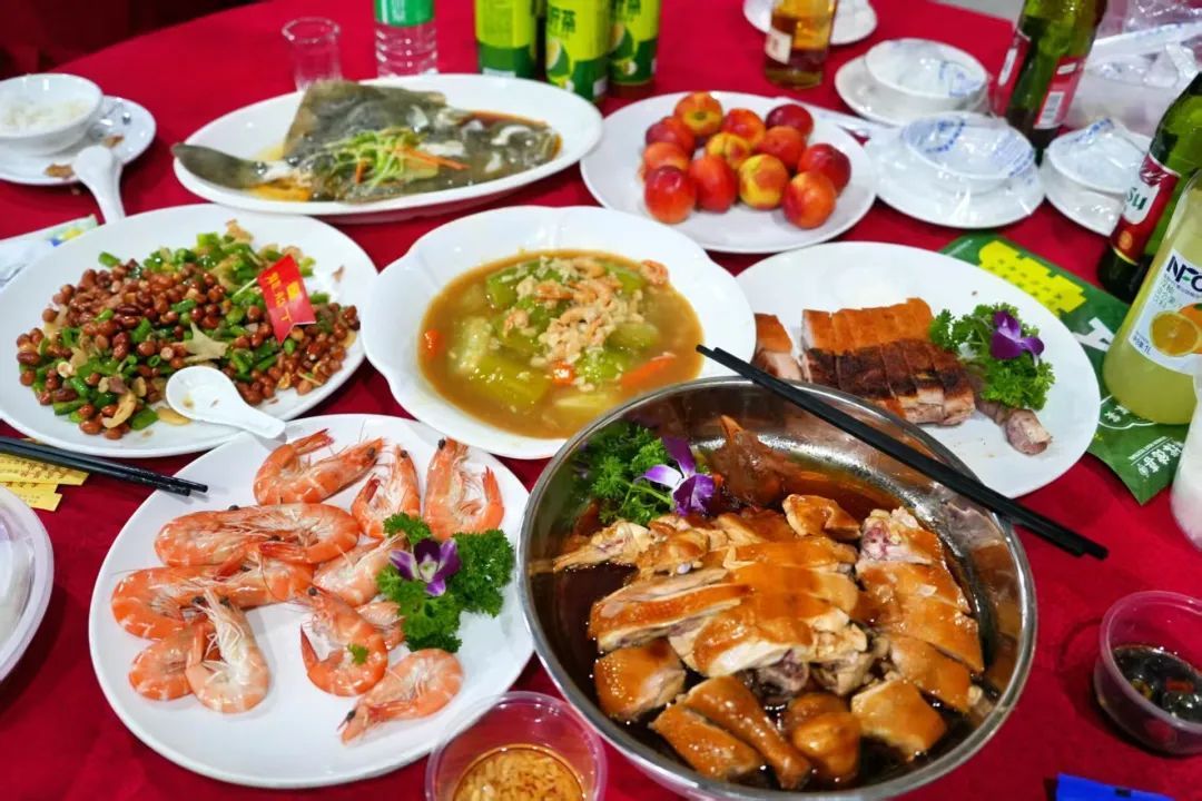 广州市中心“堵船”了!猎德村上演十年最大规模招景,150多条龙船穿越CBD,比过年还热闹 广州市中心“堵船”了!猎德村上演十年最大规模招景,150多条龙船穿越CBD,比过年还热闹