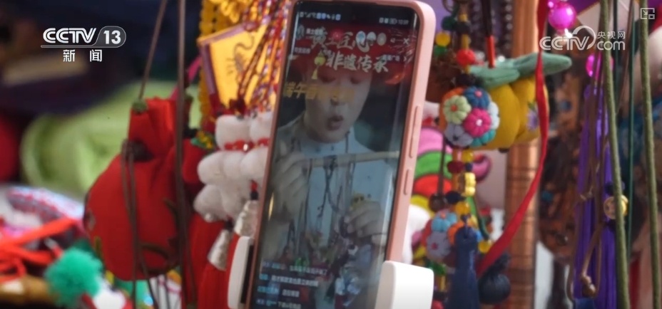 香包艺术变身时尚“宠儿” 国潮“顶流”凭借独特魅力“走向”世界 香包艺术变身时尚“宠儿” 国潮“顶流”凭借独特魅力“走向”世界