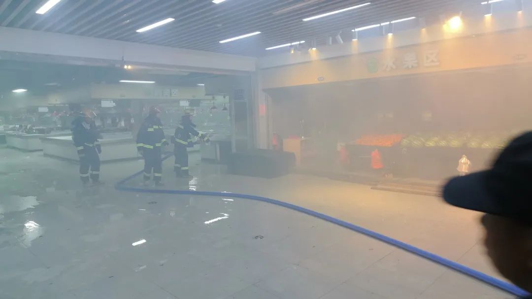 水果店惨变“烧烤摊”！多亏了这场“及时雨”！