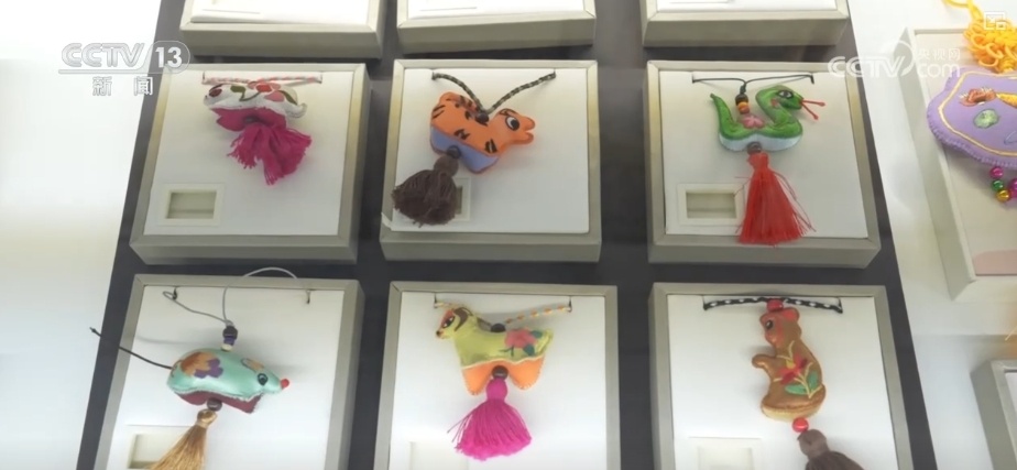 香包艺术变身时尚“宠儿” 国潮“顶流”凭借独特魅力“走向”世界 香包艺术变身时尚“宠儿” 国潮“顶流”凭借独特魅力“走向”世界