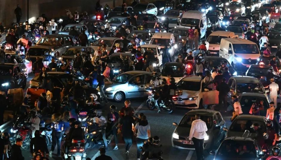 巴黎圣日耳曼夺得欧冠冠军，巴黎球迷发生严重骚乱