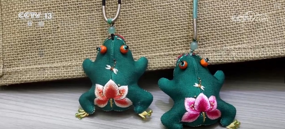 香包艺术变身时尚“宠儿” 国潮“顶流”凭借独特魅力“走向”世界 香包艺术变身时尚“宠儿” 国潮“顶流”凭借独特魅力“走向”世界