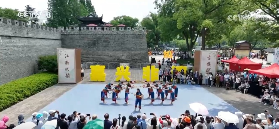 “千年非遗+现代场景”新韵起 非遗“组合拳”点燃沉浸式文旅热潮 “千年非遗+现代场景”新韵起 非遗“组合拳”点燃沉浸式文旅热潮