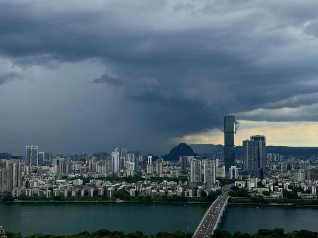 在外游玩的注意了!柳州发布预警!雷暴大风+大暴雨马上到 在外游玩的注意了!柳州发布预警!雷暴大风+大暴雨马上到