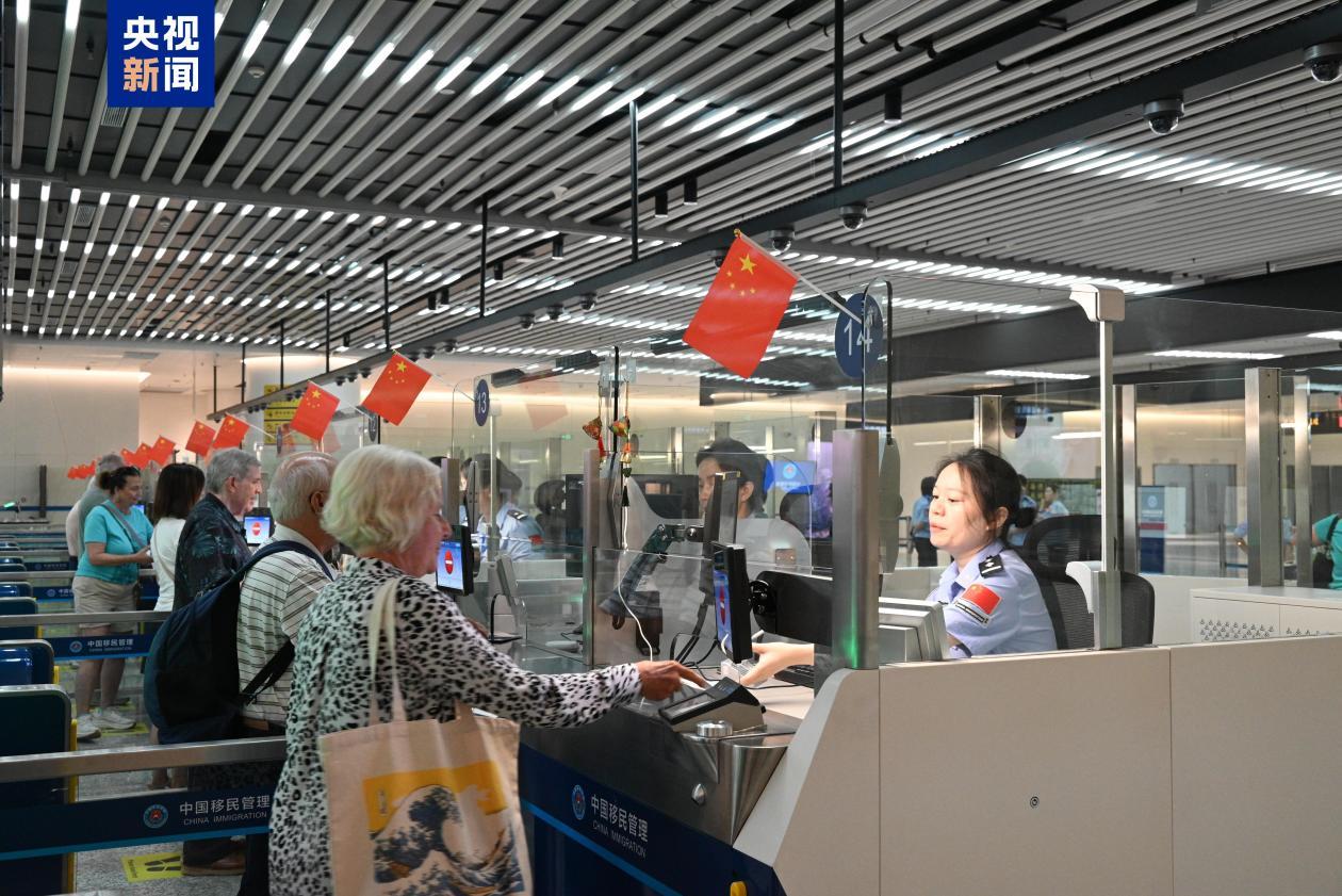 新增5国免签今日生效 端午假期外籍客流量持续攀升