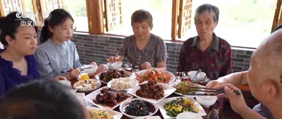 赛龙舟、包粽子、插艾草、吟诵诗歌……传统端午节文化味儿满满 赛龙舟、包粽子、插艾草、吟诵诗歌……传统端午节文化味儿满满