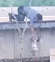 太惊险!幼童跌入高铁站台股道,官方通报原因→ 太惊险!幼童跌入高铁站台股道,官方通报原因→