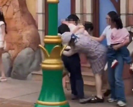 警方通报上海迪士尼游客打架事件 警方通报上海迪士尼游客打架事件