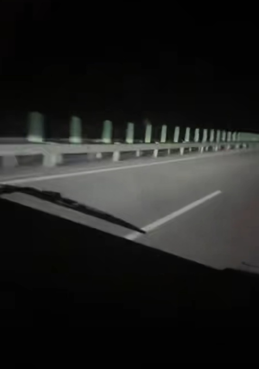 黑龙江一货车高速上车灯故障,后方车照明护送50公里,货主:看见光心一下亮了 黑龙江一货车高速上车灯故障,后方车照明护送50公里,货主:看见光心一下亮了