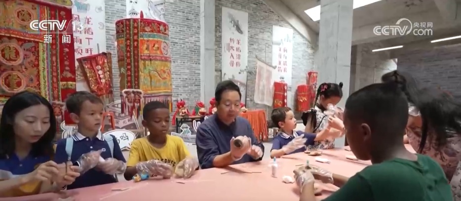 “端午经济”热气腾腾 中国龙舟文化“划”向全世界 “端午经济”热气腾腾 中国龙舟文化“划”向全世界