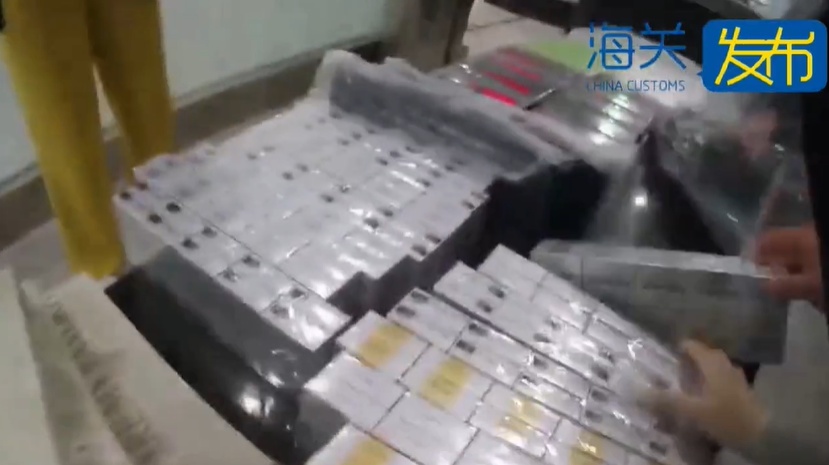 一名入境旅客行李箱发现异常,查获香烟10400支 一名入境旅客行李箱发现异常,查获香烟10400支