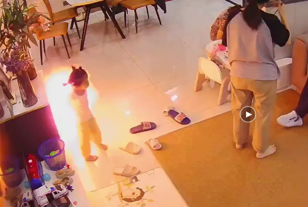 突然爆炸燃起巨大火光！女童汗毛和头发被烧焦，紧急提醒：危险别买