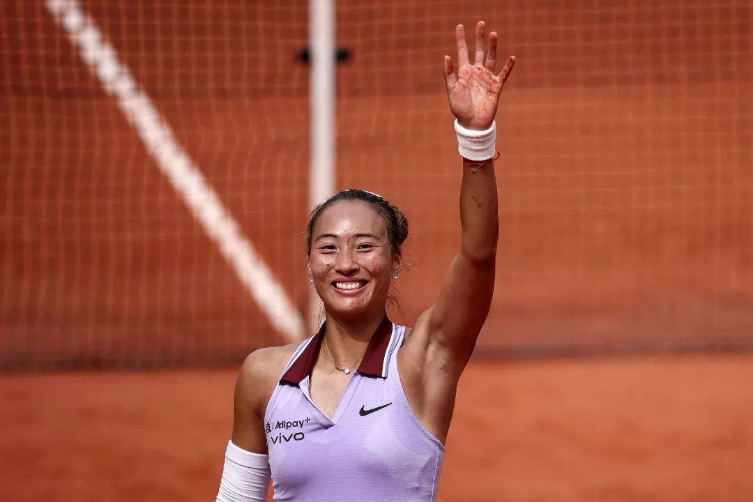 晋级法网八强后,郑钦文“唱”了两首歌 晋级法网八强后,郑钦文“唱”了两首歌