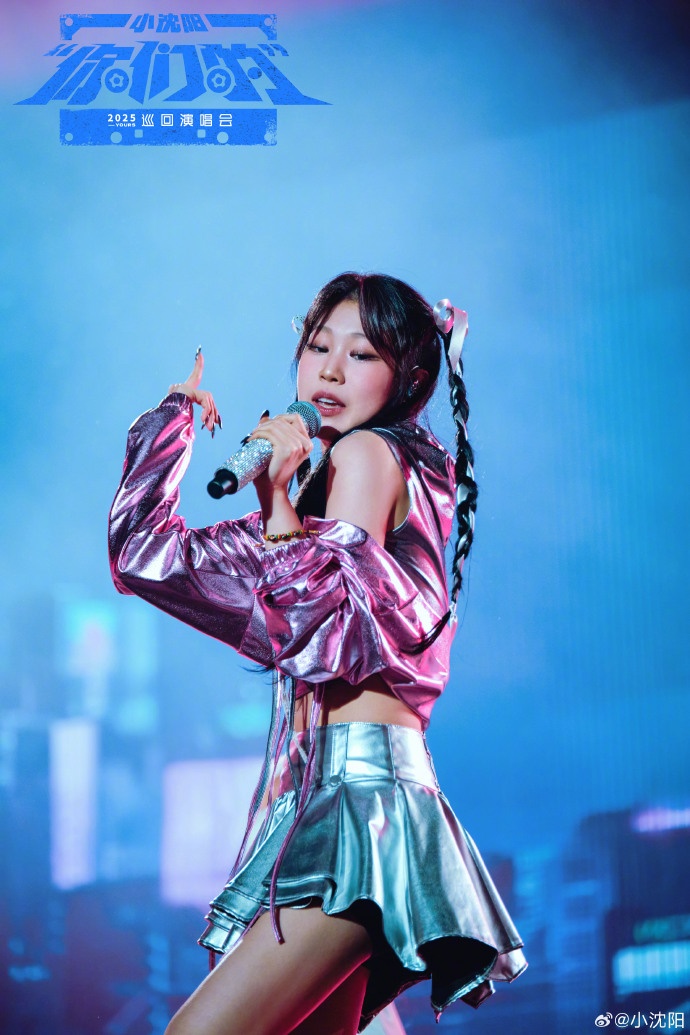 小沈阳演唱会让18岁女儿登台唱跳引吐槽,观众:退票!花钱不是来看你们一家三口唱K的!本人回应 小沈阳演唱会让18岁女儿登台唱跳引吐槽,观众:退票!花钱不是来看你们一家三口唱K的!本人回应