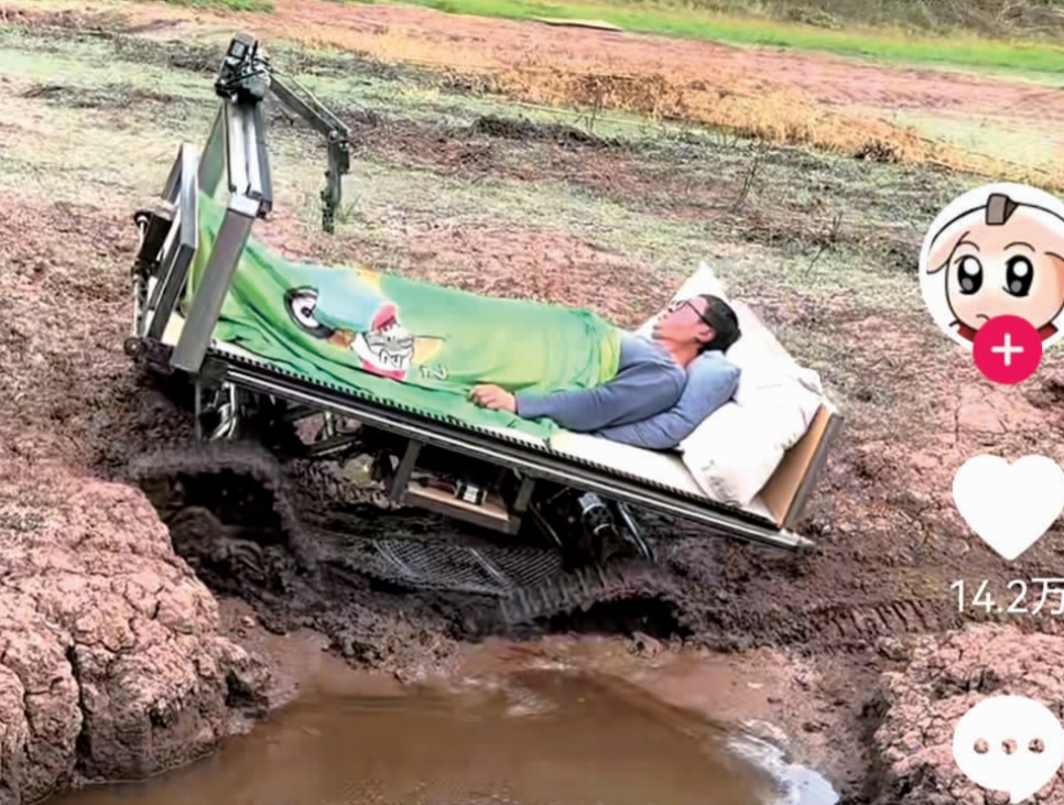 脑洞大开！昆明男子手工打造的“床车”，能爬楼还能水上漂