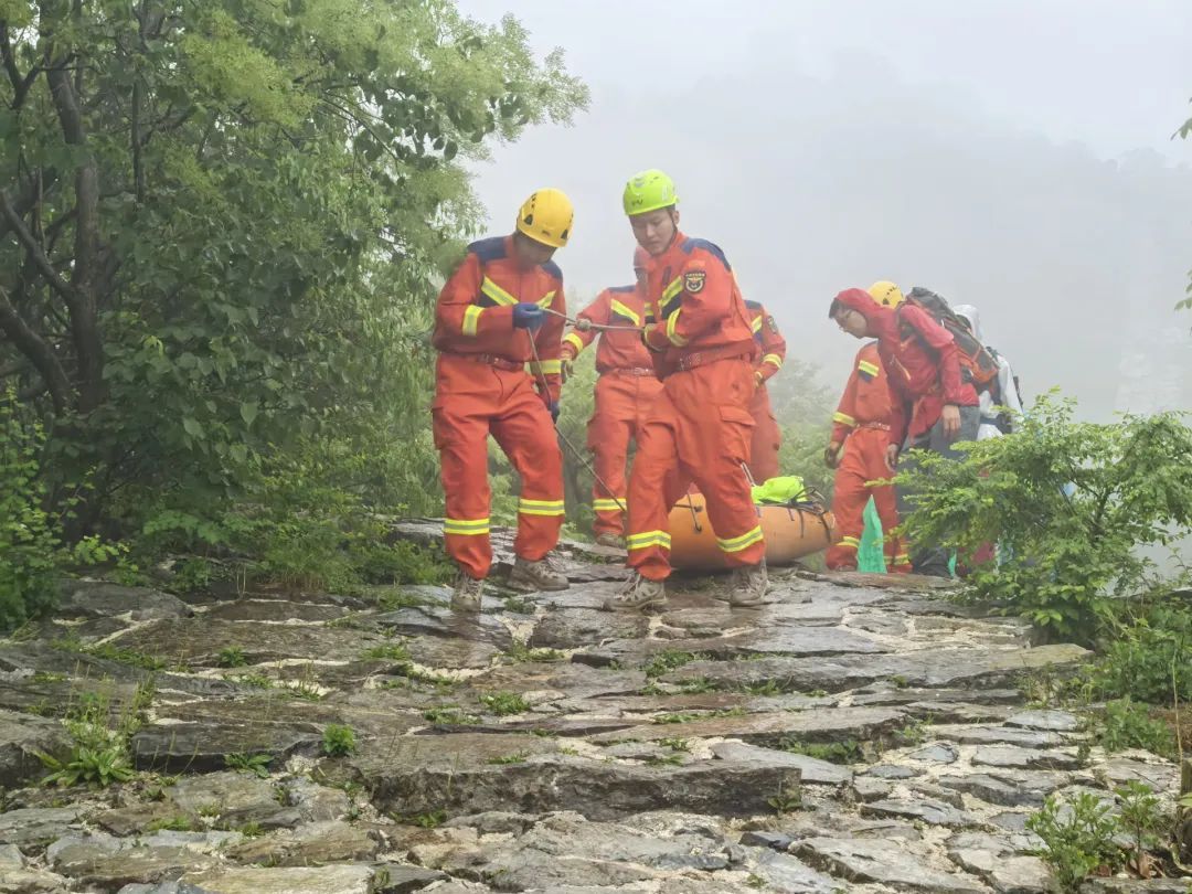 妻子多处骨折!端午节,中年夫妻冒雨登山爬野长城遇险! 妻子多处骨折!端午节,中年夫妻冒雨登山爬野长城遇险!