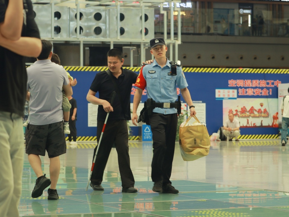 5岁男孩与家人走散10分钟被找回,长沙南站派出所端午全力护航52万余名旅客出行 5岁男孩与家人走散10分钟被找回,长沙南站派出所端午全力护航52万余名旅客出行