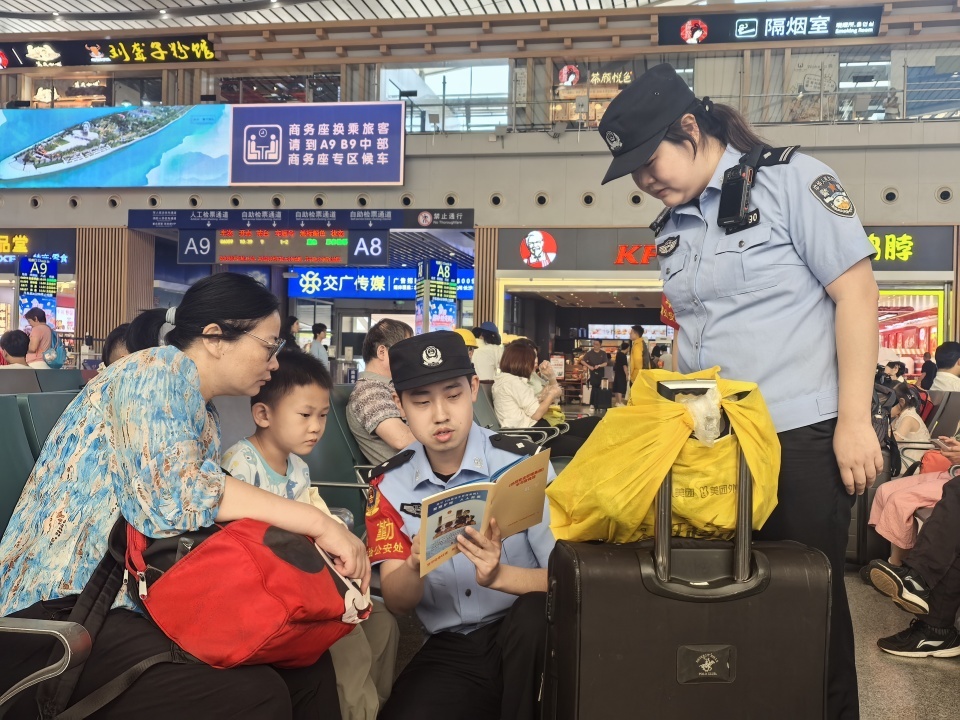 5岁男孩与家人走散10分钟被找回,长沙南站派出所端午全力护航52万余名旅客出行 5岁男孩与家人走散10分钟被找回,长沙南站派出所端午全力护航52万余名旅客出行
