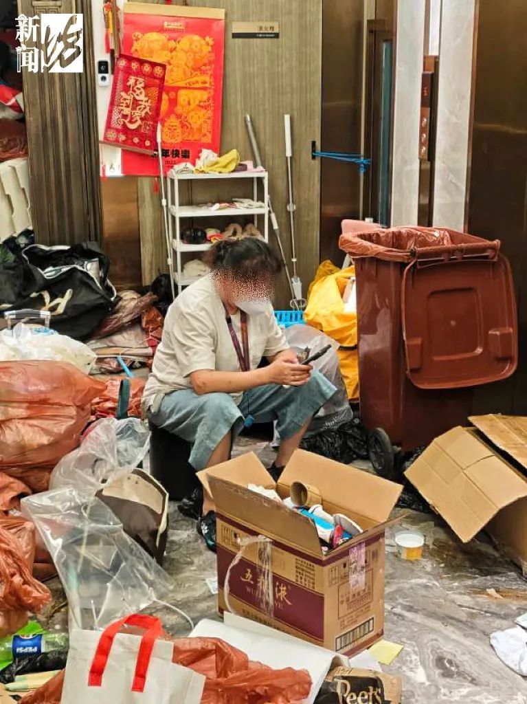 老人疯狂囤垃圾!3600万豪宅变垃圾场:虫蝇蚊蟑螂满天飞 老人疯狂囤垃圾!3600万豪宅变垃圾场:虫蝇蚊蟑螂满天飞