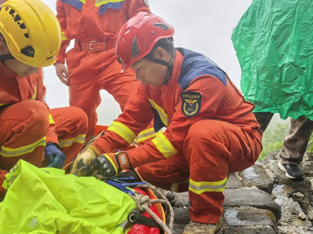 妻子多处骨折!端午节,中年夫妻冒雨登山爬野长城遇险! 妻子多处骨折!端午节,中年夫妻冒雨登山爬野长城遇险!