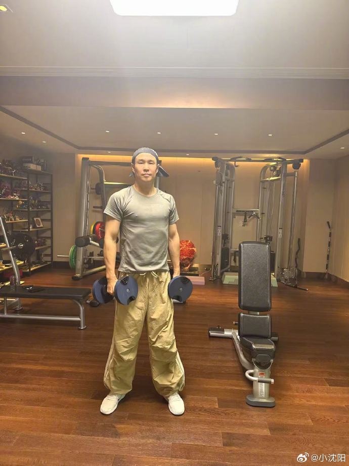 小沈阳演唱会让18岁女儿登台唱跳引吐槽,观众:退票!花钱不是来看你们一家三口唱K的!本人回应 小沈阳演唱会让18岁女儿登台唱跳引吐槽,观众:退票!花钱不是来看你们一家三口唱K的!本人回应