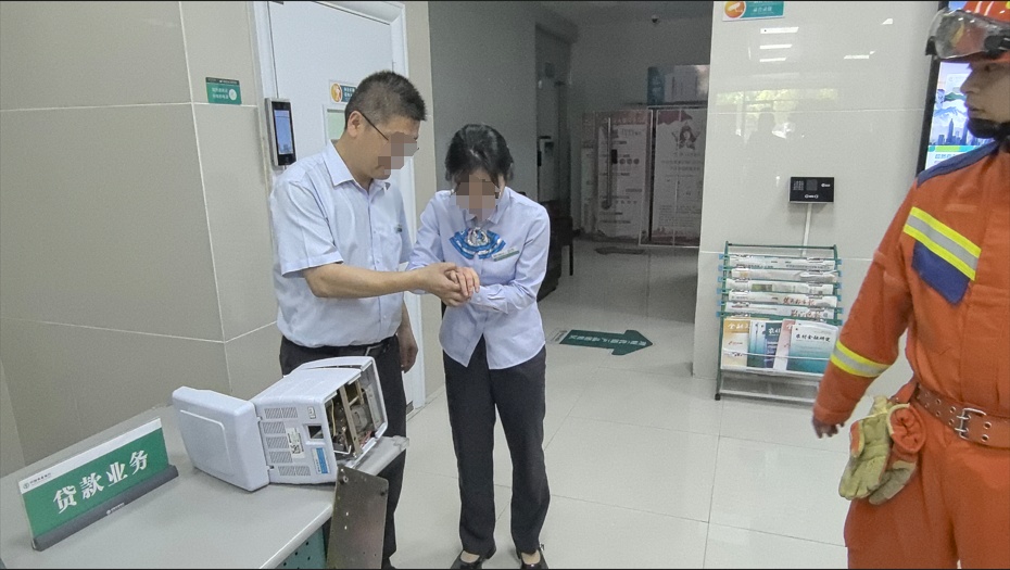 数钱手被“咬”？银行柜员因手速太快出事了！