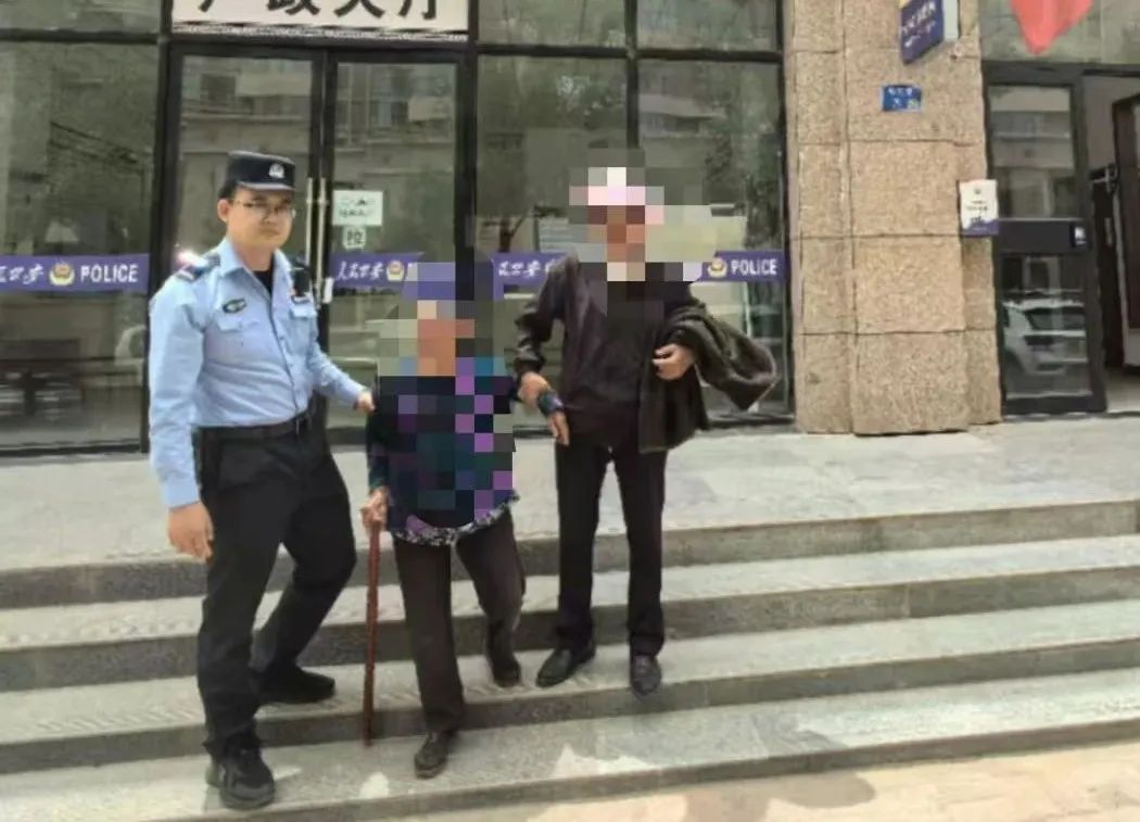 八旬老人外出迷途 民警助力回家 八旬老人外出迷途 民警助力回家