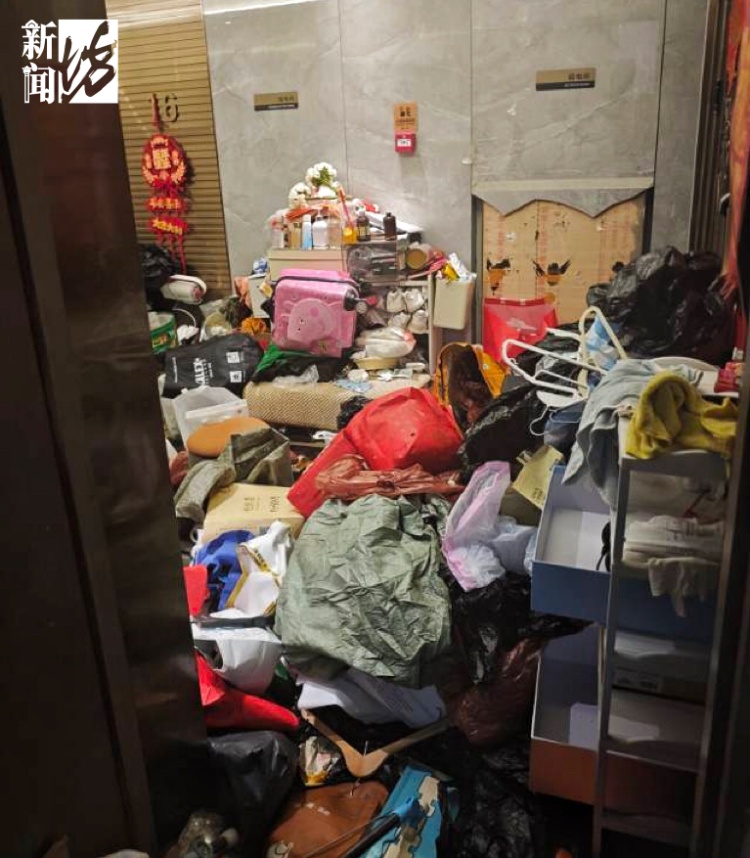 臭到离谱!独居老人疯狂囤垃圾,3600万豪宅变垃圾场,邻居被迫卖房 臭到离谱!独居老人疯狂囤垃圾,3600万豪宅变垃圾场,邻居被迫卖房