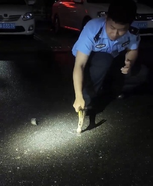 “若真,我赔你一个!”民警立誓后暴击古董,一锤下去大妈“破防”了...... “若真,我赔你一个!”民警立誓后暴击古董,一锤下去大妈“破防”了......