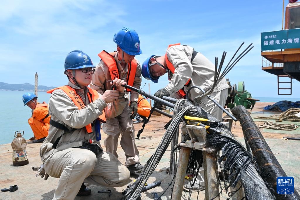 福建平潭:电缆成功修复入海 保障海岛群众供电 福建平潭:电缆成功修复入海 保障海岛群众供电